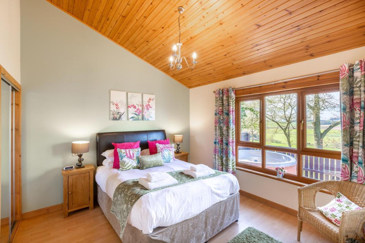 Douglas Fir Lodge With Hot Tub Near Cupar Fife Luthrie Esterno foto